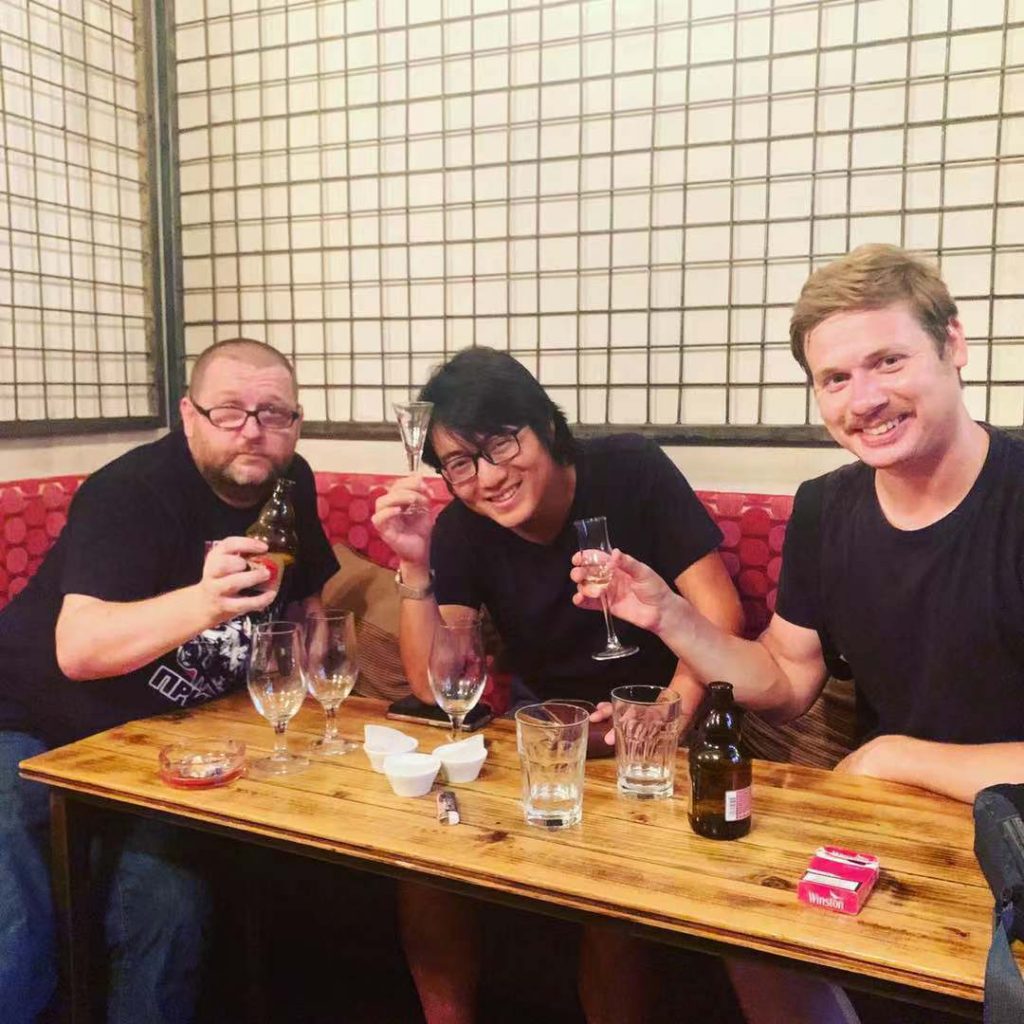 3 Islandians holding up drinks
